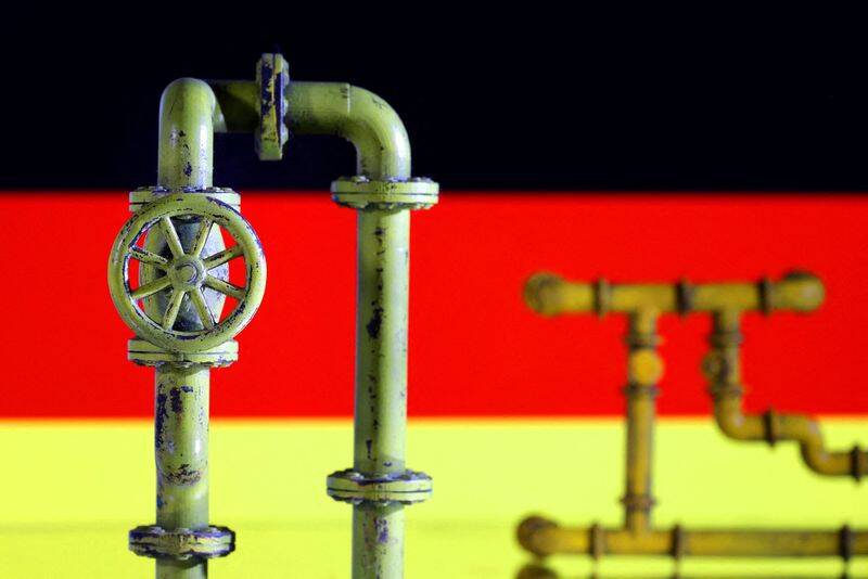 Illustrazione di un gasdotto di gas naturale davanti a una bandiera tedesca