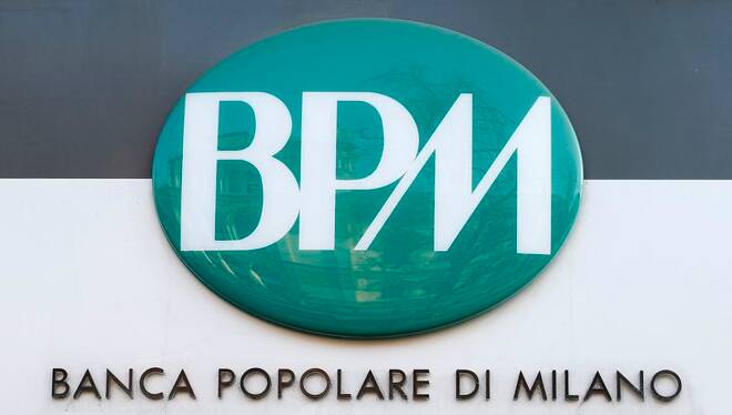 Il logo della Banca Popolare di Milano (Bpm) è visibile all'esterno della banca nel centro di Milano