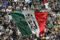 Il logo della Juventus su una bandiera italiana allo Juventus Stadium di Torino