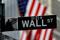 Un cartello stradale di Wall Street davanti la Borsa di New York