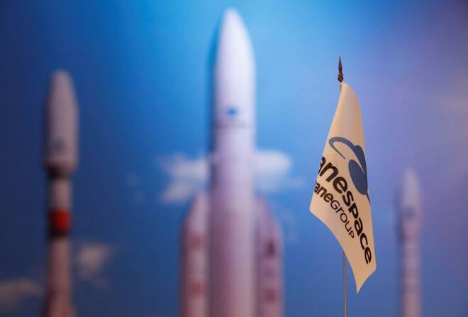 Una bandiera con il logo dell'azienda durante la conferenza stampa annuale della società di lancio di satelliti Arianespace a Parigi