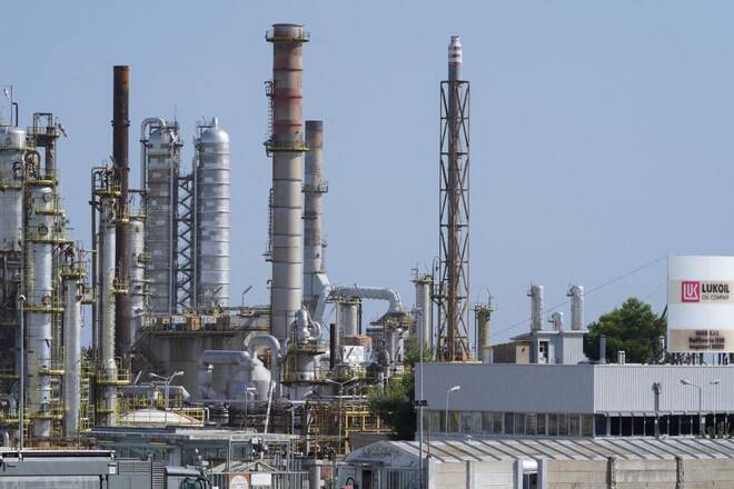 La raffineria Lukoil a Priolo, in Sicilia