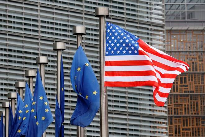 Le bandiere degli Stati Uniti e dell'Unione Europea sono raffigurate durante la visita del vicepresidente Pence alla sede della Commissione europea a Bruxelles