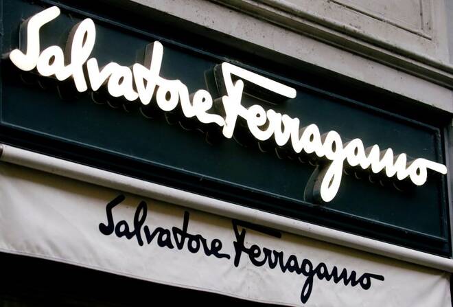 Il logo della casa di moda italiana di lusso Salvatore Ferragamo in un negozio a Zurigo