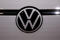 Il logo Volkswagen al Salone internazionale dell'Automobile a New York
