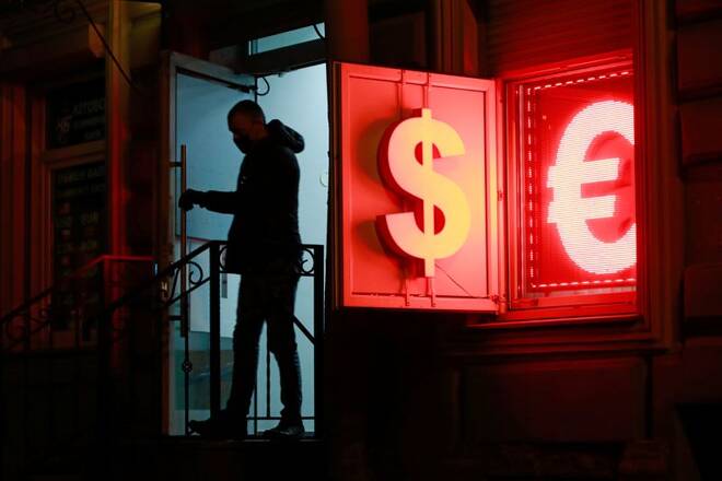 Un uomo esce da un ufficio per il cambio della valuta a San Pietroburgo