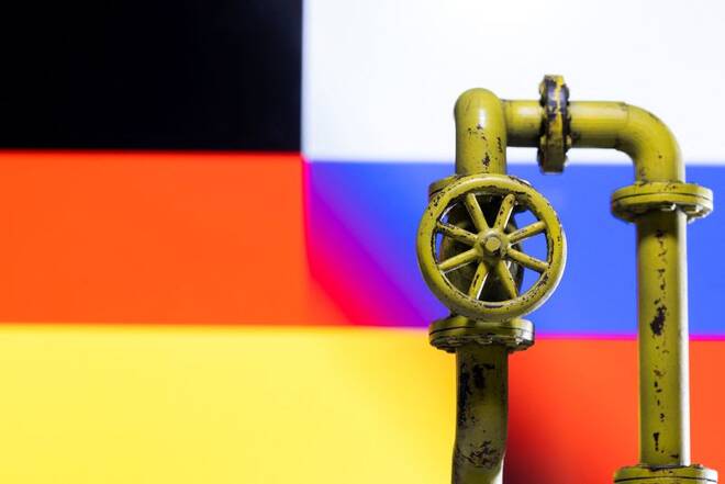 Bandiere di Russia e Germania dietro un modello di gasdotto in 3D