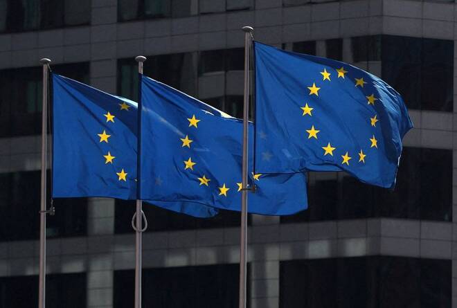Alcune bandiere dell'Unione europea a Bruxelles, davanti la sede della Commissione europea
