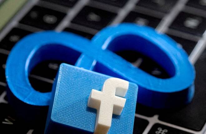 l logo di Meta e Facebook su una tastiera