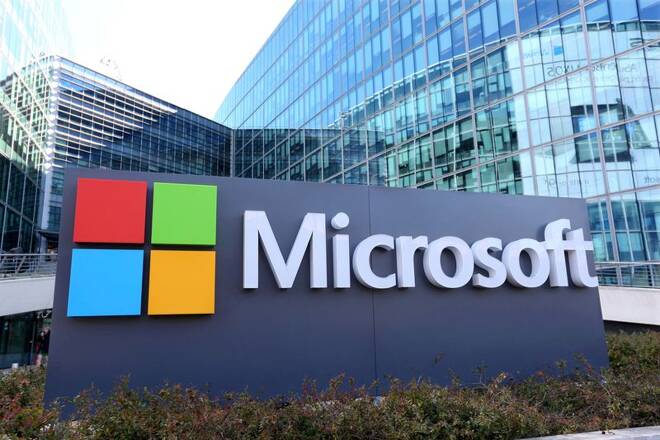 Il logo Microsoft presso la sede a Issy-Les-Moulineaux, a Parigi