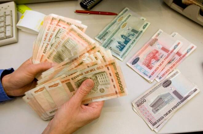 Un uomo conta banconote in rubli a Minsk
