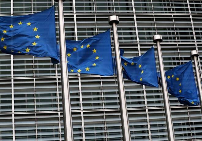 Diverse bandiere Ue davanti alla sede della Commissione europea a Bruxelles