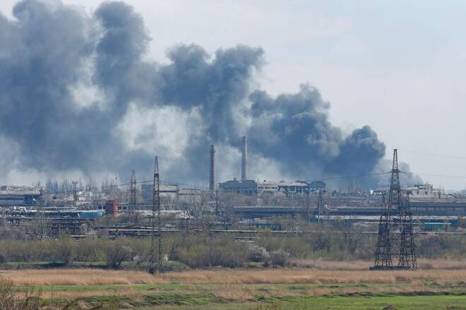 Fumo dall'impianto siderurgico Azovstal a Mariupol