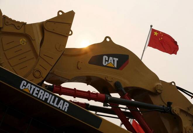 Uno scavatore Caterpillar a Pechino