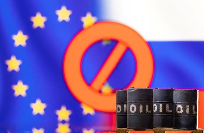 Barili di greggio davanti a un segnale di divieto davanti alle bandiere della Russia e dell'Unione europea
