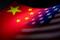 Una fusione della bandiera cinese e della bandiera statunitense
