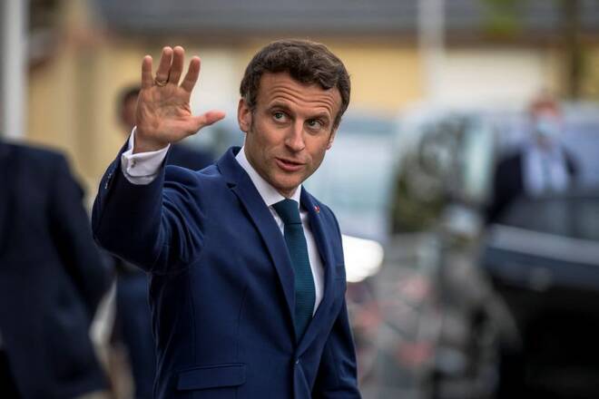Il presidente francese Emmanuel Macron presso l'ospedale Percy Army a Clamart, vicino Parigi