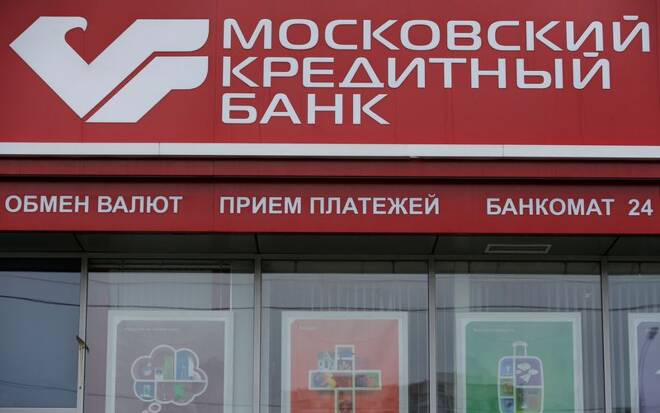 Il logo di Credit Bank of Moscow presso una filiale a Mosca, in Russia