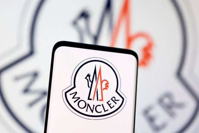 Il logo Moncler su uno smartphone