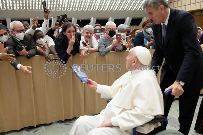 Papa Francesco si mostra per la prima volta in sedia a rotelle durante un'udienza
