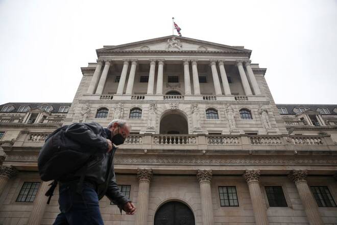 Una persona passa davanti alla sede della Bank of England a Londra