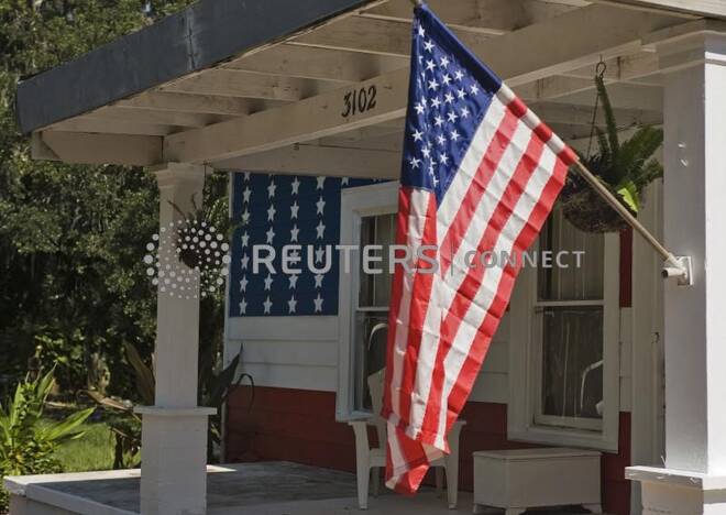 Bandiera degli Stati Uniti all'ingresso di una casa
