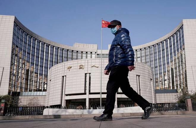 Un uomo passa davanti alla sede della Banca popolare cinese