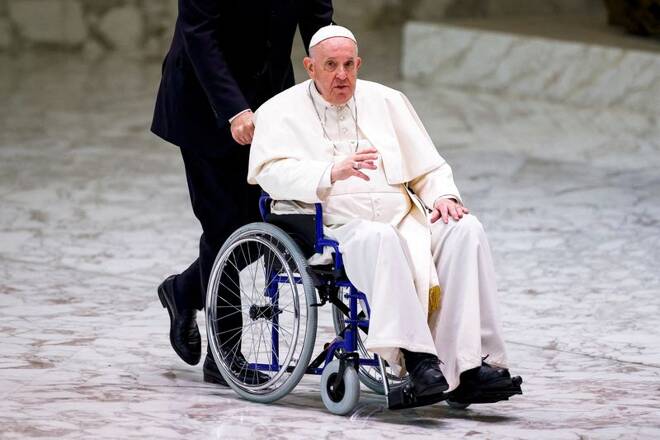 Papa Francesco in sedia a rotelle