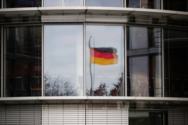 La bandiera tedesca riflessa sulla finestra di un palazzo a Berlino