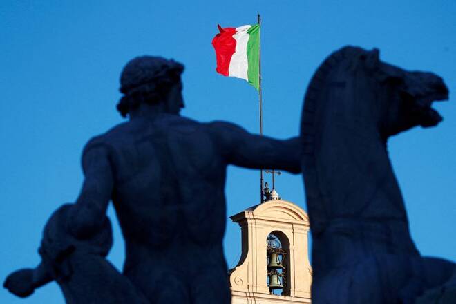 La bandiera italiana al Palazzo del Quirinale a Roma