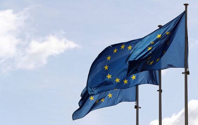 Due bandiere dell'Unione europea a Bruxelles