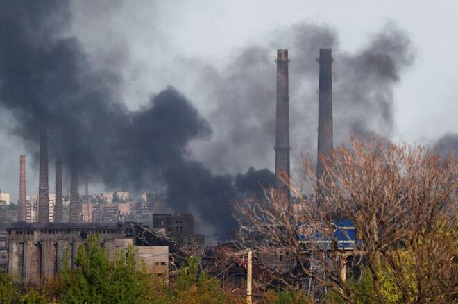 Fumo nero dall'acciaieria Azovstal a Mariupol