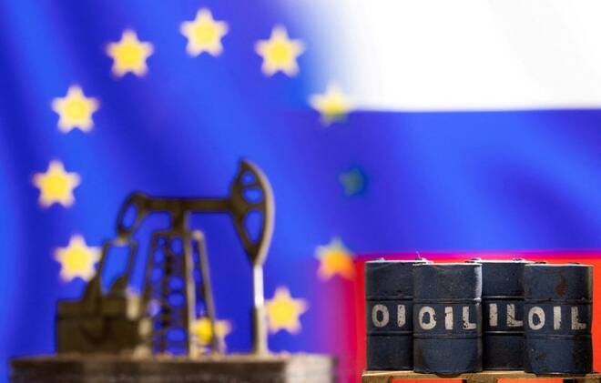 Una miniatura di barili di greggio e di una pompa petrolifera davanti alle bandiere dell'Unione europea e della Russia