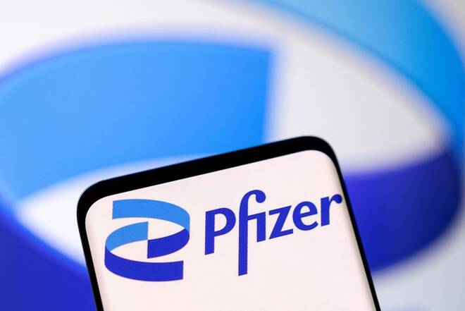 Il logo Pfizer su uno smartphone