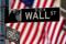 Il cartello stradale di Wall Street davanti a una bandiera statunitense