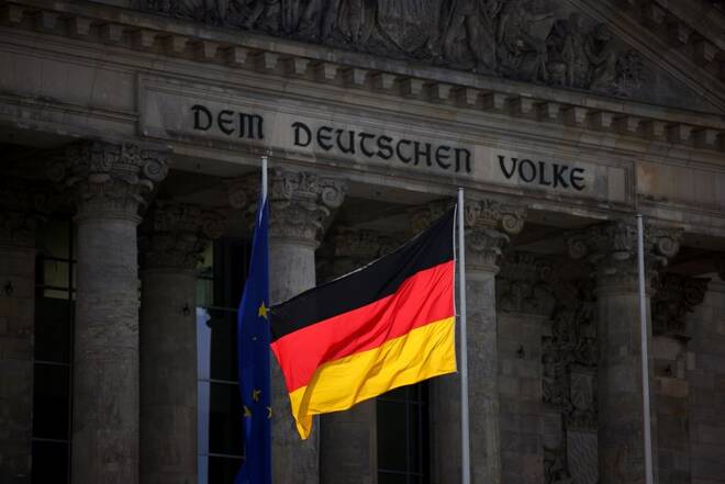 La bandiera tedesca davanti al palazzo del Reichstag a Berlino