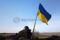 Una bandiera ucraina a un checkpoint a Mykolaiv