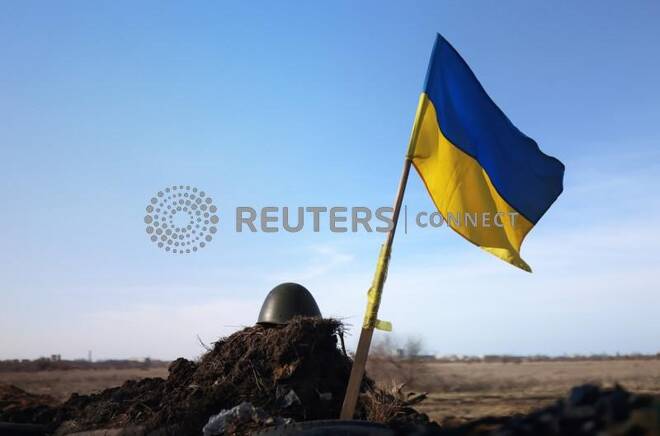 Una bandiera ucraina a un checkpoint a Mykolaiv