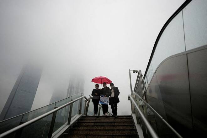Nebbia sopra al distretto finanziario di Shanghai, in Cina