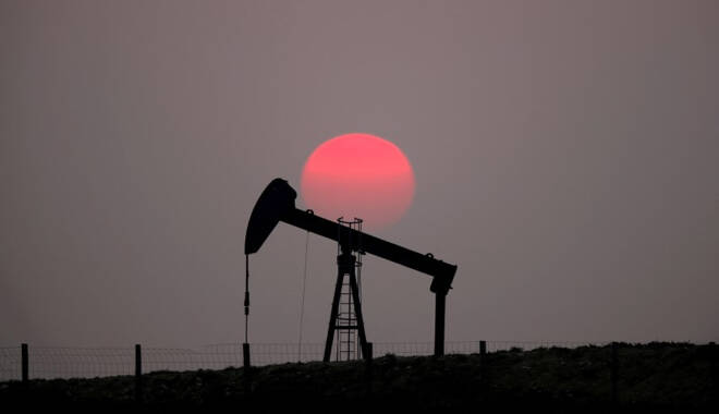 Il sole tramonta dietro a una pompa petrolifera a Saint-Fiacre, vicino Parigi, in Francia