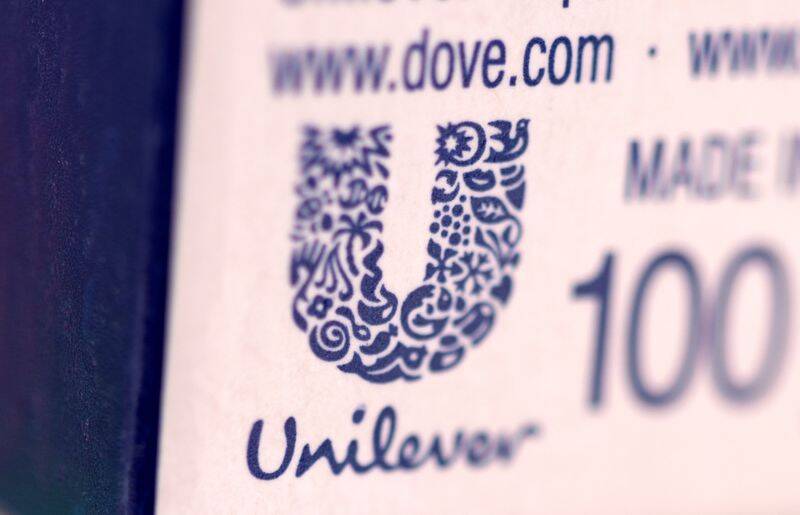 Il logo Unilever su una confezione di un sapone Dove