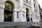 Alcune persone di fronte a Palazzo Mezzanotte, sede della Borsa di Milano