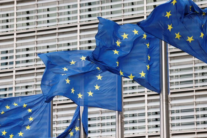 Bandiere dell'Unione europea davanti la sede della Commissione europea a Bruxelles, in Belgio