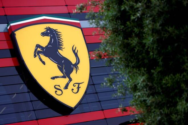 Il logo Ferrari presso la sede centrale a Maranello