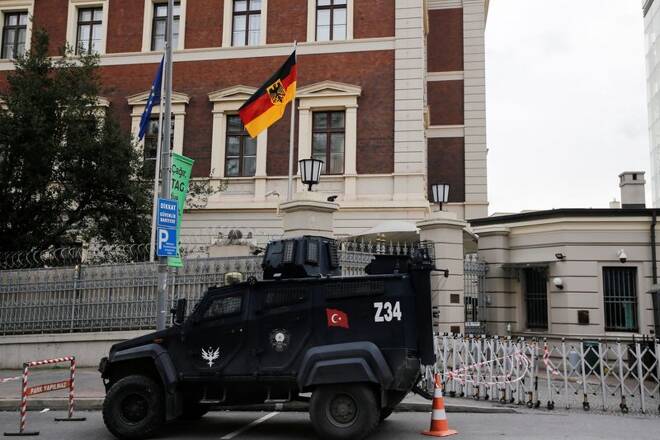 Un veicolo blindato della polizia è parcheggiato davanti al consolato tedesco a Istanbul