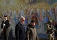 Il presidente Usa Joe Biden e il presidente ucraino Volodymyr Zelensky nei pressi della cattedrale di San Michele a Kiev