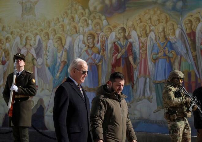 Il presidente Usa Joe Biden e il presidente ucraino Volodymyr Zelensky nei pressi della cattedrale di San Michele a Kiev