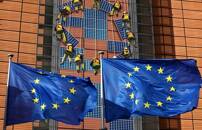 Bandiere Ue davanti la Commissione europea a Bruxelles