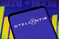 Il logo Stellantis su uno smartphone