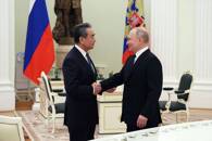 Il presidente russo Vladimir Putin incontra a Mosca il capo della diplomazia cinese Wang Yi